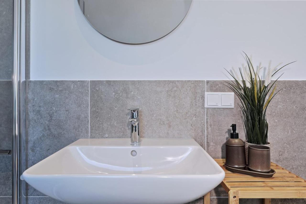 'Traveller Lodge' Grosszuegiges Apartment - 3 Bedroom 10Min To Hbf, Full Kitchen, Homeoffice, Netflix, Wifi دوسلدورف المظهر الخارجي الصورة